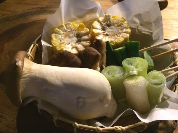 夜風に吹かれながらオープンエアーでシーフードBBQ！