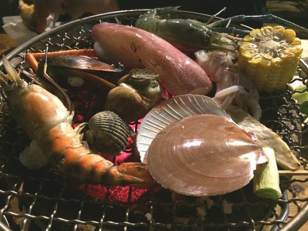 夜風に吹かれながらオープンエアーでシーフードBBQ！