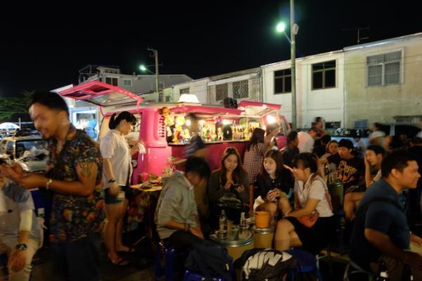 駅チカでコンパクトなナイトマーケット！タラートロッファイ・ラチャダー