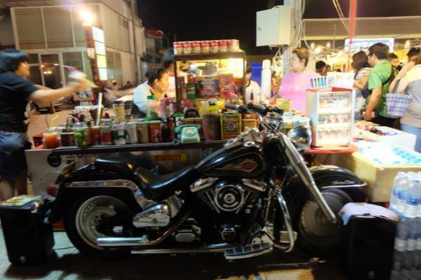 駅チカでコンパクトなナイトマーケット！タラートロッファイ・ラチャダー
