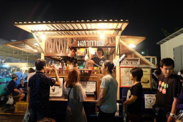 駅チカでコンパクトなナイトマーケット！タラートロッファイ・ラチャダー