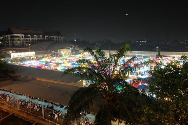 駅チカでコンパクトなナイトマーケット！タラートロッファイ・ラチャダー