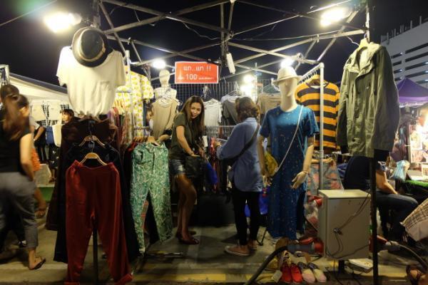 駅チカでコンパクトなナイトマーケット！タラートロッファイ・ラチャダー