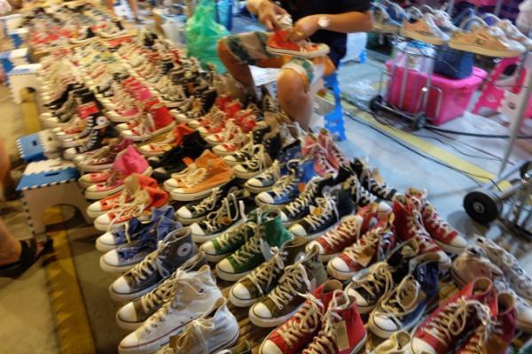 駅チカでコンパクトなナイトマーケット！タラートロッファイ・ラチャダー