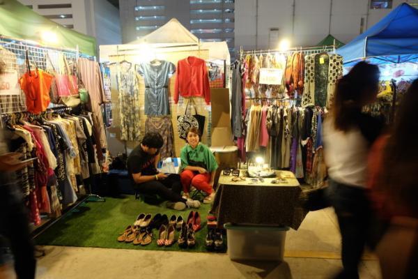 駅チカでコンパクトなナイトマーケット！タラートロッファイ・ラチャダー