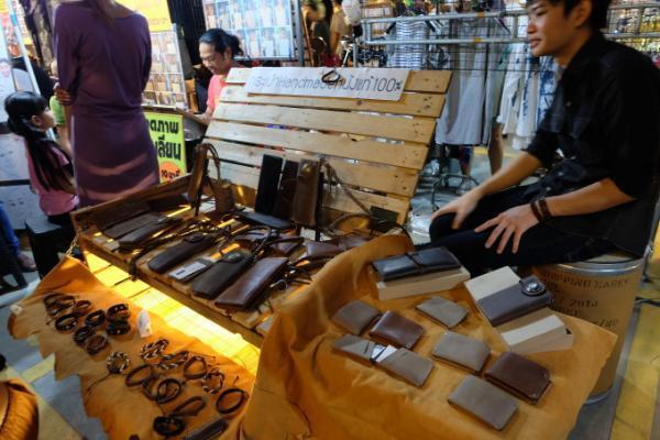 駅チカでコンパクトなナイトマーケット！タラートロッファイ・ラチャダー