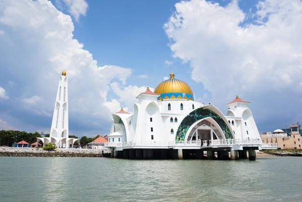 海に浮かぶ美しいモスク「Melaka Strait Mosque」