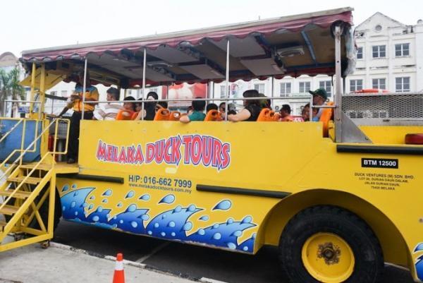 海に浮かぶ美しいモスク「Melaka Strait Mosque」