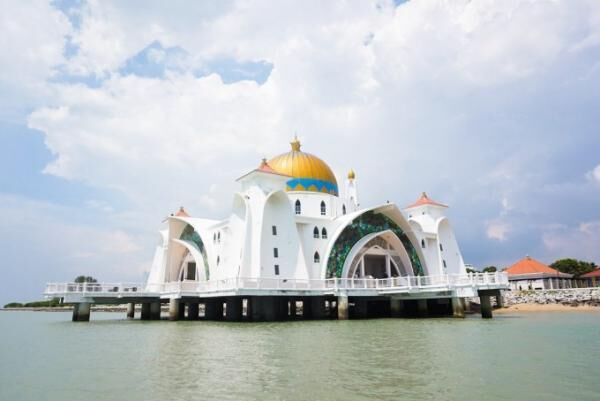 海に浮かぶ美しいモスク「Melaka Strait Mosque」
