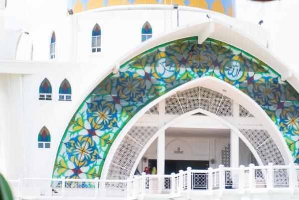 海に浮かぶ美しいモスク「Melaka Strait Mosque」