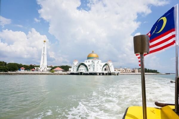 海に浮かぶ美しいモスク「Melaka Strait Mosque」