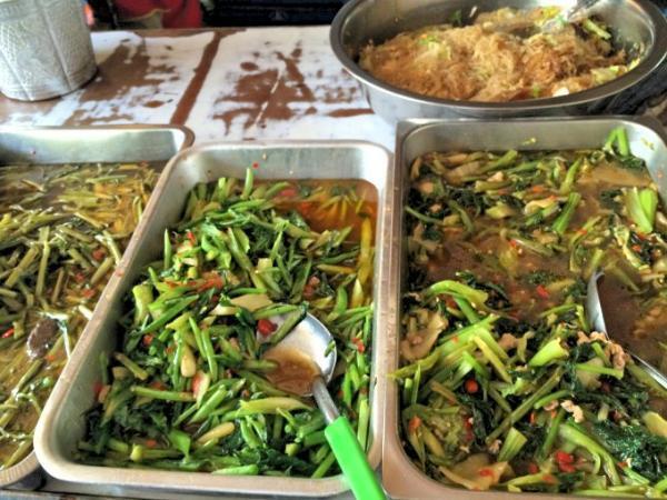 食の価格破壊！30バーツで食べ放題のオカズ屋台