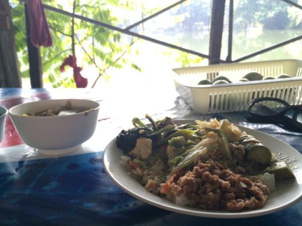 食の価格破壊！30バーツで食べ放題のオカズ屋台