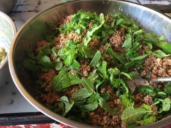 食の価格破壊！30バーツで食べ放題のオカズ屋台