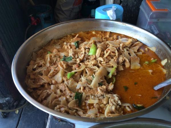 食の価格破壊！30バーツで食べ放題のオカズ屋台