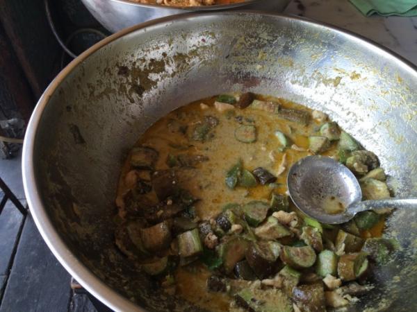 食の価格破壊！30バーツで食べ放題のオカズ屋台