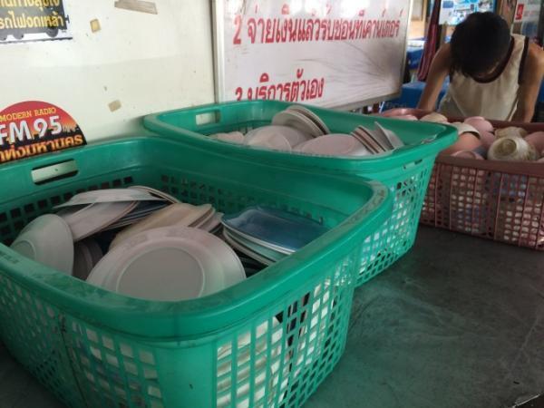 食の価格破壊！30バーツで食べ放題のオカズ屋台