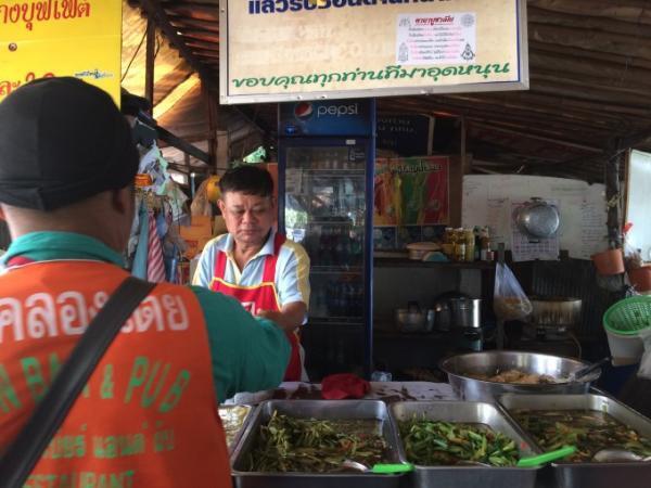 食の価格破壊！30バーツで食べ放題のオカズ屋台