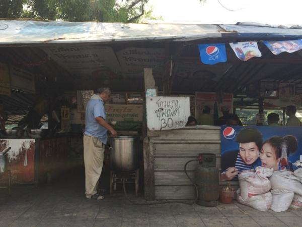 食の価格破壊！30バーツで食べ放題のオカズ屋台