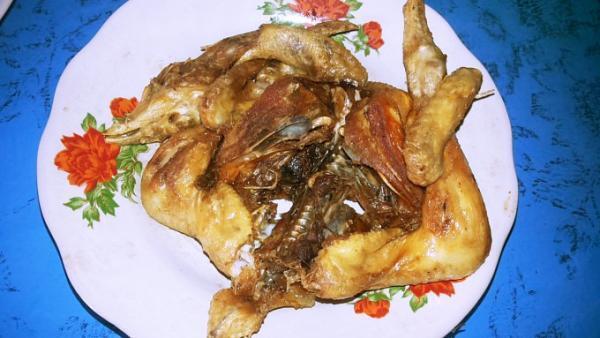 絶品タレがクセになる！ロンボク島の郷土料理「タリワン」