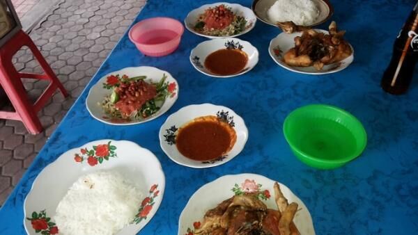 絶品タレがクセになる！ロンボク島の郷土料理「タリワン」