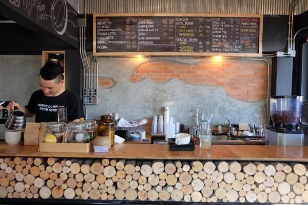 コーヒーの味に隠れる壮大な故郷の物語。チェンマイの人気店「Aka Ama Coffee」