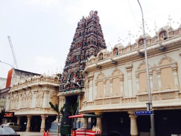 色鮮やかな装飾が美しいヒンドゥー教寺院「スリ・マハ・マリアマン寺院」