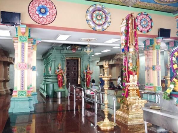 色鮮やかな装飾が美しいヒンドゥー教寺院「スリ・マハ・マリアマン寺院」