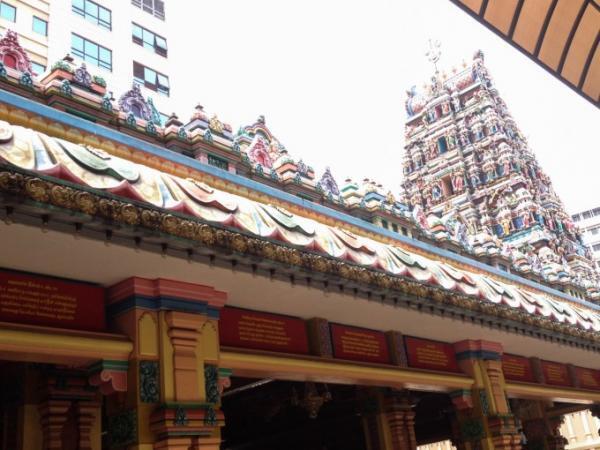 色鮮やかな装飾が美しいヒンドゥー教寺院「スリ・マハ・マリアマン寺院」