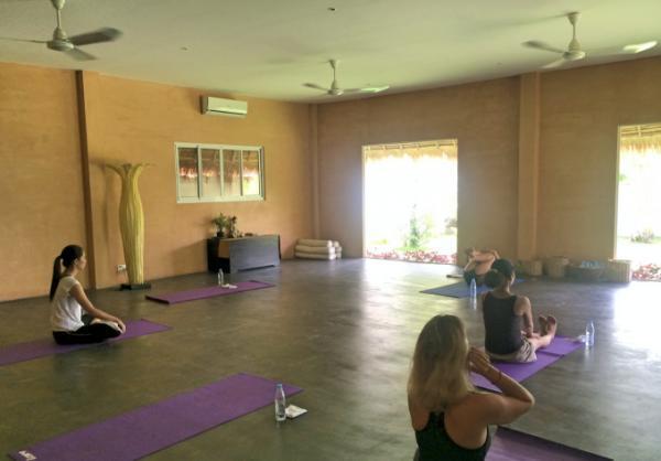 シェムリアップ郊外の緑豊かなリゾートで優雅にヨガレッスン