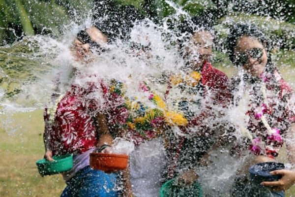 世界中から旅行者が集まる「水掛け祭り」に参加しよう！在住者の耳寄り情報もチェック！