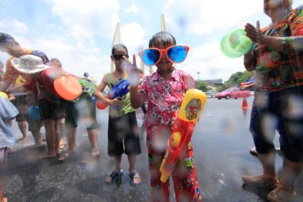 世界中から旅行者が集まる「水掛け祭り」に参加しよう！在住者の耳寄り情報もチェック！