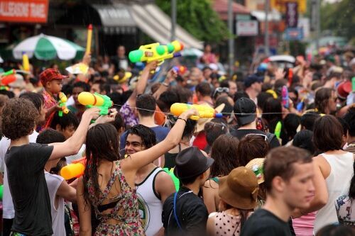 世界中から旅行者が集まる「水掛け祭り」に参加しよう！在住者の耳寄り情報もチェック！