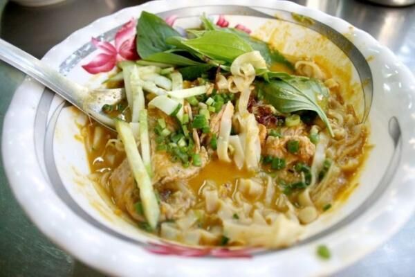 新感覚！担々麺風のコク旨フォー「PHO SATE」