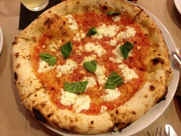 マニラで行列のできるピザレストラン「Gino’s Brick Oven Pizza」