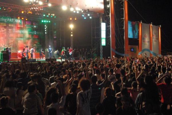 夜風に吹かれながら音楽とビールを！タイで野外音楽フェスティバルに行こう。