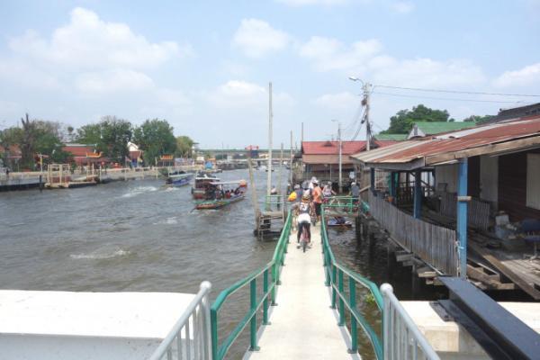 バンコクを自転車で駆け抜ける。爽快なサイクリングツアーが人気