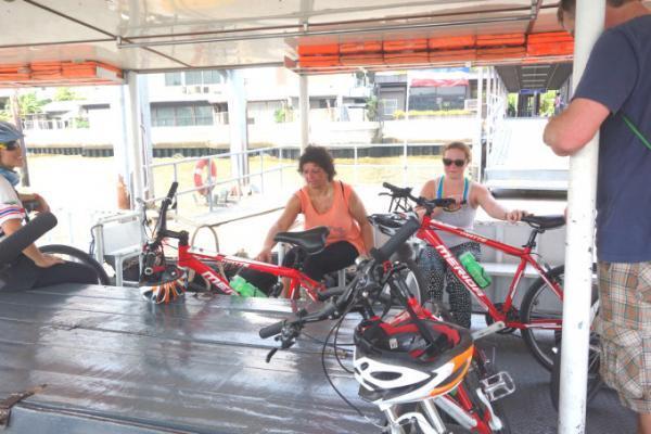 バンコクを自転車で駆け抜ける。爽快なサイクリングツアーが人気