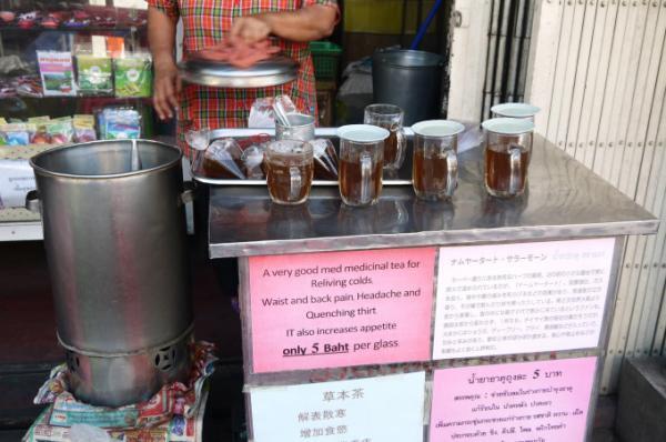 東南アジア屋台のユニークな一杯でひとやすみ！