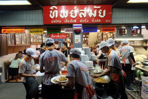 行列覚悟！老舗の超有名店で食すコク深い「パッタイ(タイ風焼きそば)」