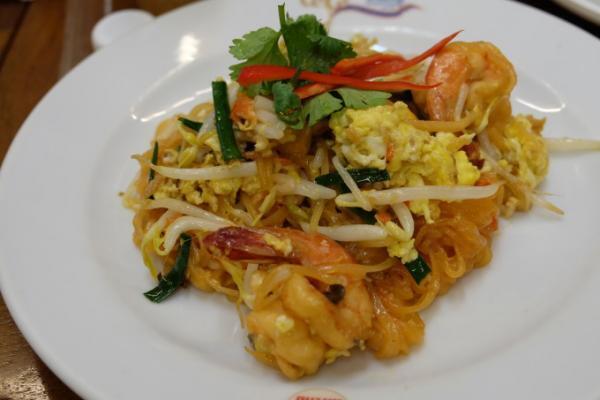 行列覚悟！老舗の超有名店で食すコク深い「パッタイ(タイ風焼きそば)」