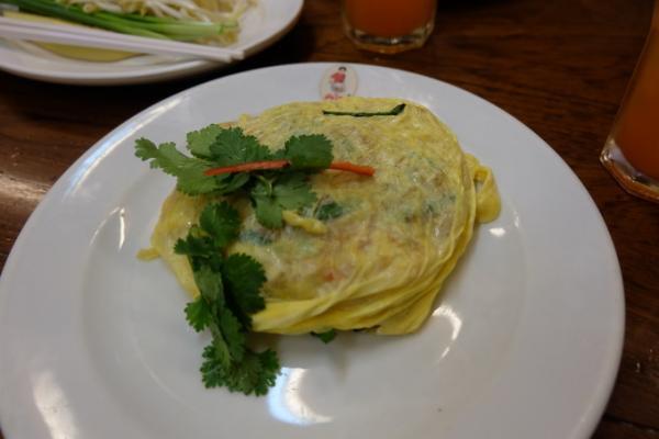 行列覚悟！老舗の超有名店で食すコク深い「パッタイ(タイ風焼きそば)」