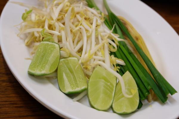 行列覚悟！老舗の超有名店で食すコク深い「パッタイ(タイ風焼きそば)」