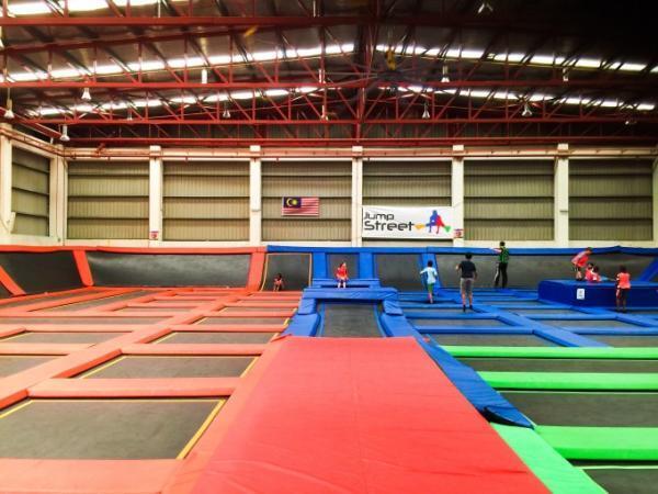 子供も大人も大はしゃぎ！アジア最大級のトランポリンパーク「Jump Street KL」で飛び跳ねまくろう！