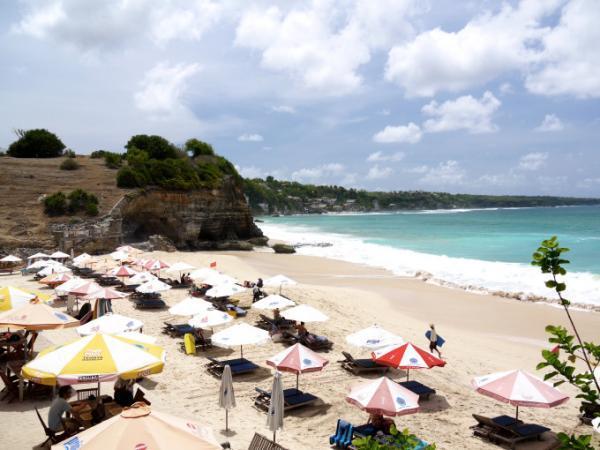 バリ島の中心街から日帰りで行ける、知る人ぞ知る「美ビーチ」