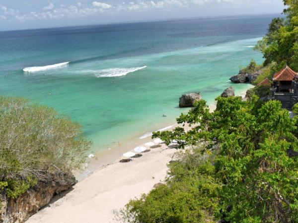 バリ島の中心街から日帰りで行ける、知る人ぞ知る「美ビーチ」