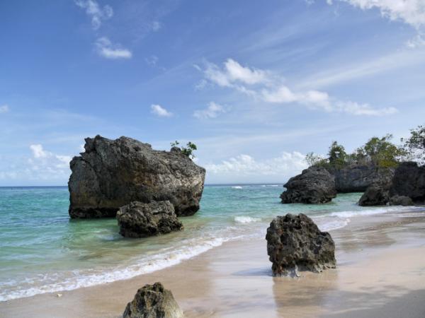 バリ島の中心街から日帰りで行ける、知る人ぞ知る「美ビーチ」
