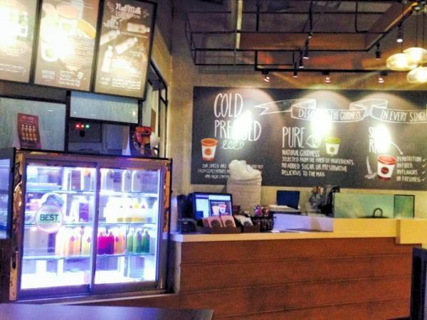 注目のアーモンドミルクも並ぶ、ジャカルタのお洒落なジュースストア「Re.juve」