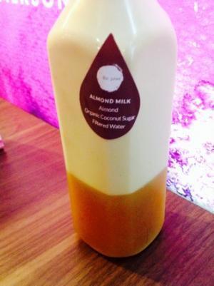 注目のアーモンドミルクも並ぶ、ジャカルタのお洒落なジュースストア「Re.juve」