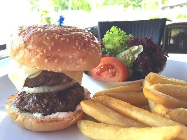 空港近くの公園から海を眺めてゆっくり過ごそう